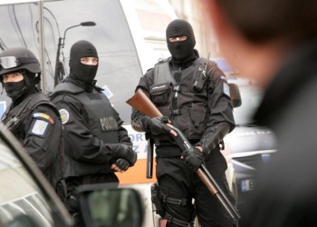 Un fost general SIE, un fost procuror militar, doi rezerviști din SRI și un lider PNL, implicați într-un mega dosar de corupție care îl vizează pe afaceristul Fănel Bogos din Vaslui, supranumit și „regele mirosului de găinaț” / Gruparea ar fi în relații apropiate și cu Horațiu Potra și Călin Georgescu