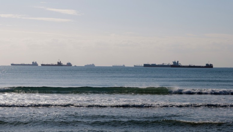 O misterioasă flotă compusă din sute de nave ajută Rusia invadatoare să rămână în „viață”, transportându-i petrolul în întreaga lume