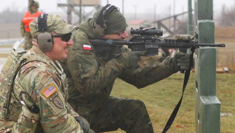 Studiu: Sub 10% dintre polonezi cred că țara lor e suficient de pregătită pentru un război cu Rusia / O proporție considerabilă sunt sceptici că SUA vor interveni în sprijinul Poloniei / Peste 72% consideră că guvernul țării lor ar trebui să organizeze programe obligatorii de instruire pentru civili cu privire la modul de reacție într-o situație de criză