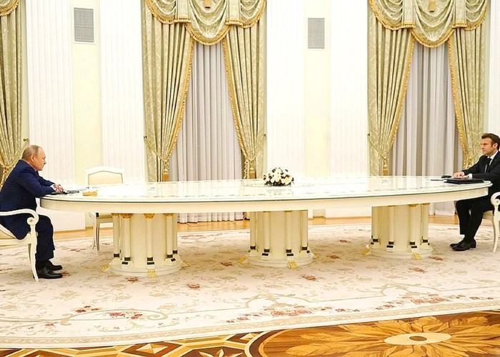 Cu furculițele pe masă! Putin și Macron au negociat conflictul ruso – ucrainean la o friptură de ren cu sos de mure. Care au fost rezultatele
