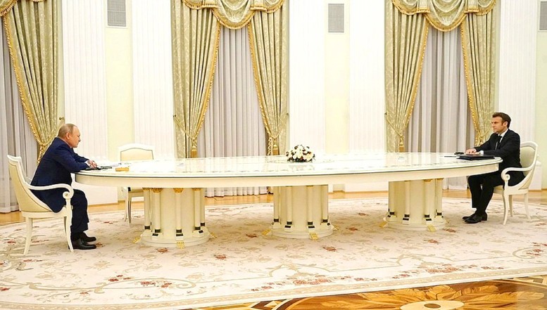 Cu furculițele pe masă! Putin și Macron au negociat conflictul ruso – ucrainean la o friptură de ren cu sos de mure. Care au fost rezultatele