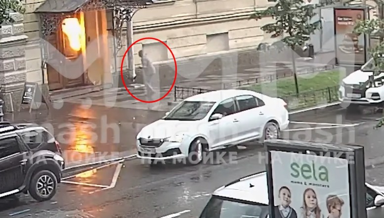 Balamuc în Sankt Petersburg: Un bărbat a încercat să incendieze Comisariatul Militar, susținând că a primit această misiune chiar din partea FSB