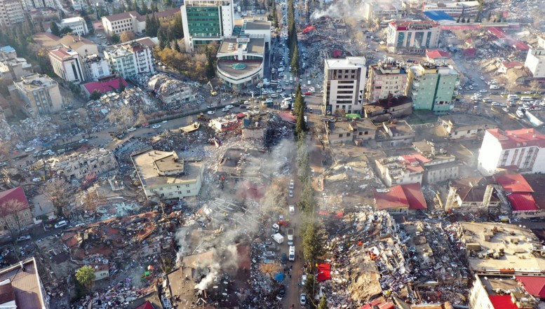 Dezastrul din Turcia și Siria. De ce unele clădiri au rezistat, iar altele s-au făcut zob? Erdogan, blamat că a închis elitele și a lăsat clanurile de partid să construiască locuințe de „carton”, rezistente doar pe hârtie / Jurnalistă turcă: mâna omului a ucis la fel de mult ca natura