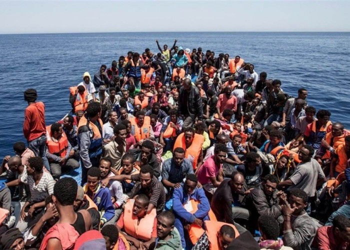 E oficial: Marea Britanie și Danemarca poartă discuții pentru trimiterea MIGRANȚILOR la un centru off-shore din Africa