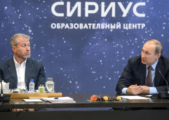 Miliardarul Roman Abramovici, otrăvit de Kremlin? Oligarhul, implicat în negocierile de pace dintre Rusia și Ucraina, și alți doi oficiali ucraineni au prezentat o serie de simptome asociate cu o posibilă substanță mortală
