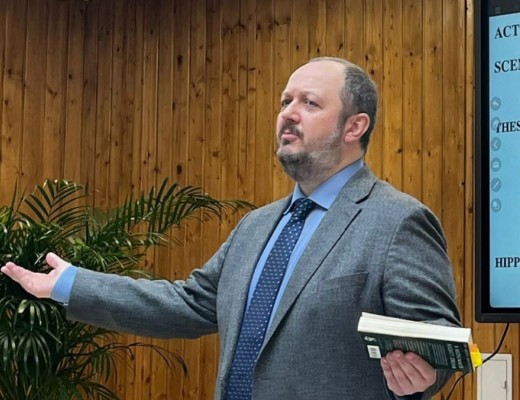 Nici profesorul Papahagi, fervent susținător al lui Nicușor Dan, nu-l place pe desemnatul Veștea, dar consideră că fractura dintre președinte și Ilie Bolojan este adevărata tragedie a acestor zile. „Războiul total între Nicușor și Bolojan, arbitrat de partida putinistă, e o greșeală de neiertat!”