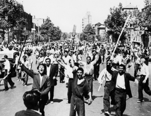 Dramaticele evenimente din august 1953 din Iran, considerate un punct de cotitură care a alimentat resentimentele anti-occidentale și a determinat dospirea revoluției islamice. Figură cheie: premierul ales democratic Mohammad Mossadegh, îndepărtat de SUA și Marea Britanie de la putere. CIA și-a recunoscut implicarea