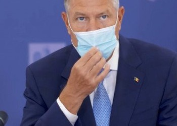 FOTO. Își bat joc până și de președinte! Klaus Iohannis a purtat o mască neconformă, chinezărie ieftină, care i-a alunecat mereu de pe nas