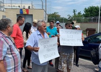VIDEO. Protest cu pensionari la Rahova pentru eliberarea lui Dragnea: „Liviu Dragnea, te iubim, om ca tine nu găsim!”. Mălin Bot a fost agresat de mai mulți protestatari