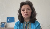 Ororile la care sunt supuși uigurii în China comunistă, relatate de o profesoară care a predat în lagăre: "Gardienii îi torturează cu tasere, căști electrice, ori îi pun în scaune electrice. Țipetele și plânsetele uigurilor se aud în toată clădirea. În 2019, fetele au fost supuse cu forța unei intervenții chirurgicale care le-a privat de capacitatea de a naște. Am văzut și moartea unora"