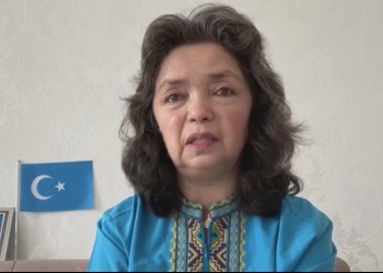 Ororile la care sunt supuși uigurii în China comunistă, relatate de o profesoară care a predat în lagăre: "Gardienii îi torturează cu tasere, căști electrice, ori îi pun în scaune electrice. Țipetele și plânsetele uigurilor se aud în toată clădirea. În 2019, fetele au fost supuse cu forța unei intervenții chirurgicale care le-a privat de capacitatea de a naște. Am văzut și moartea unora"