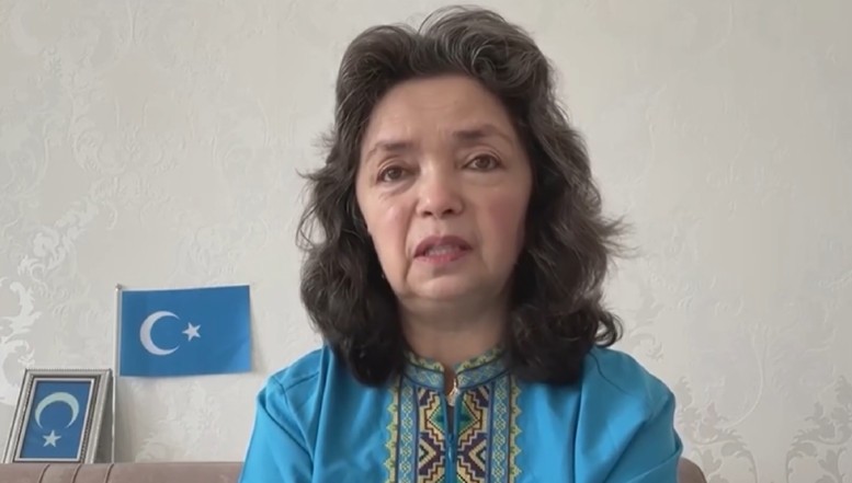 Ororile la care sunt supuși uigurii în China comunistă, relatate de o profesoară care a predat în lagăre: "Gardienii îi torturează cu tasere, căști electrice, ori îi pun în scaune electrice. Țipetele și plânsetele uigurilor se aud în toată clădirea. În 2019, fetele au fost supuse cu forța unei intervenții chirurgicale care le-a privat de capacitatea de a naște. Am văzut și moartea unora"