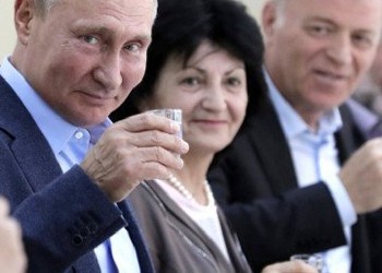 Rușii recunosc OFICIAL: cu toții se îneacă în ALCOOL, în perioada de izolare, de la prunci până la bunicile lor! Numărul infracțiunilor domestice a explodat în Rusia
