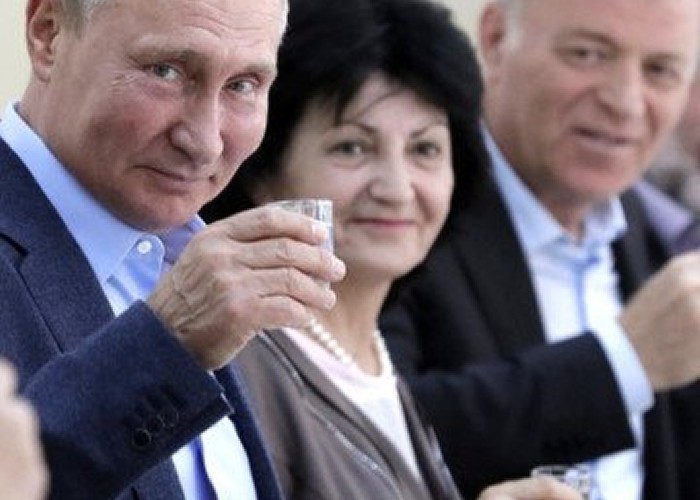 Rușii recunosc OFICIAL: cu toții se îneacă în ALCOOL, în perioada de izolare, de la prunci până la bunicile lor! Numărul infracțiunilor domestice a explodat în Rusia