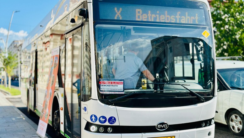 Bacăul nepesedizat a devenit un oraș realmente modernizat. Băcăuanii s-au plimbat pentru prima dată cu un autobuz electric pe străzile municipiului. Primarul Lucian Viziteu: "Așa arată viitorul! Electric, modern, non-poluant"