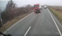 VIDEO Mărturia supraviețuitorului nevătămat în cazul accidentului terifiant din Timiș aruncă în aer toate ipotezele vehiculate în legătură cu cauza coliziunii. El spune că își amintește exact ce s-a întâmplat în secundele de dinaintea ciocnirii cu TIR-ul de pe contrasens