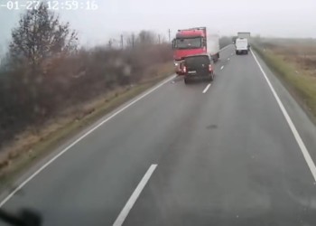 VIDEO Mărturia supraviețuitorului nevătămat în cazul accidentului terifiant din Timiș aruncă în aer toate ipotezele vehiculate în legătură cu cauza coliziunii. El spune că își amintește exact ce s-a întâmplat în secundele de dinaintea ciocnirii cu TIR-ul de pe contrasens
