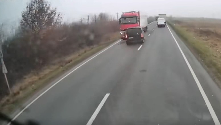 VIDEO Mărturia supraviețuitorului nevătămat în cazul accidentului terifiant din Timiș aruncă în aer toate ipotezele vehiculate în legătură cu cauza coliziunii. El spune că își amintește exact ce s-a întâmplat în secundele de dinaintea ciocnirii cu TIR-ul de pe contrasens