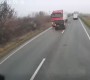 VIDEO Mărturia supraviețuitorului nevătămat în cazul accidentului terifiant din Timiș aruncă în aer toate ipotezele vehiculate în legătură cu cauza coliziunii. El spune că își amintește exact ce s-a întâmplat în secundele de dinaintea ciocnirii cu TIR-ul de pe contrasens