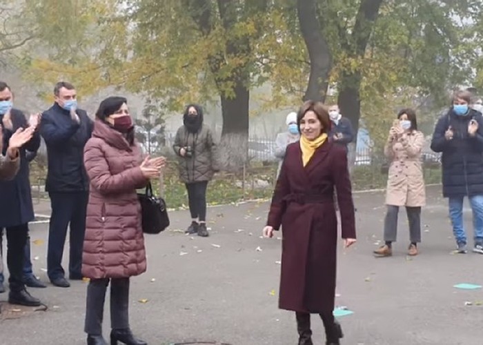 VIDEO Maia Sandu a fost întâmpinată cu aplauze la secția de votare. S-a strigat „Victorie!” și „Trăiască Președintele!”. „Puterea este în mâinile voastre”, a răspuns învingătoarea din turul întâi