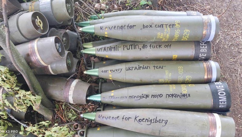 GALERIE FOTO: Ucrainenii strâng bani pentru armată vânzând ”urări” și mesaje scrise pe bombele trase către ruși
