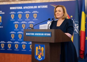 Sora fostei pesediste Carmen Dan, implicată într-o mega-escrocherie cu mașini de lux și apartamente. Ea a fost ridicată de poliție și dusă la audieri. Și fostul ministru de Interne, subordonat total lui Liviu Dragnea, va fi audiat ca martor pentru că sora îi invoca adesea numele pentru a fi mai convingătoare în fața victimelor