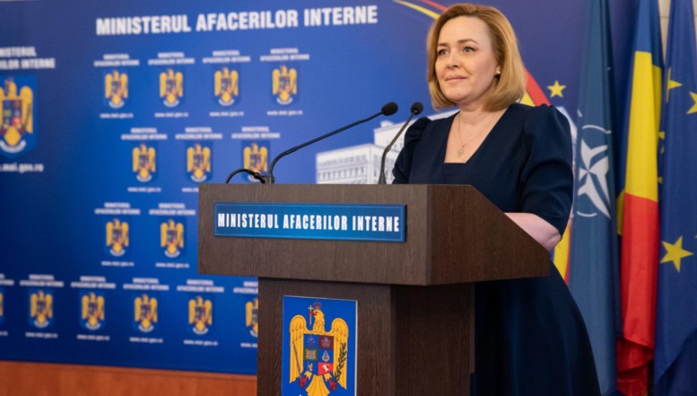 Sora fostei pesediste Carmen Dan, implicată într-o mega-escrocherie cu mașini de lux și apartamente. Ea a fost ridicată de poliție și dusă la audieri. Și fostul ministru de Interne, subordonat total lui Liviu Dragnea, va fi audiat ca martor pentru că sora îi invoca adesea numele pentru a fi mai convingătoare în fața victimelor