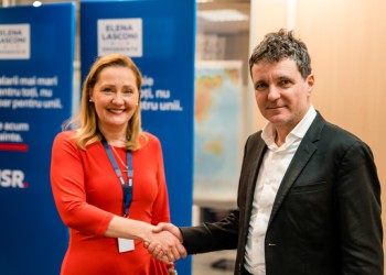 Elena Lasconi, presată de primarul Dominic Fritz, deputatul Ionuț Moșteanu și alți useriști să renunțe în favoarea lui Nicușor Dan, după un nou sondaj intern al USR care ar indica un scor dezastruos pentru lidera formațiunii / Lasconi refuză, motivând că primarul capitalei ar fi un „președinte marionetă”, pe modelul Iohannis