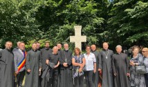 FOTO. Crimele Securității. Lângă pădurea de la Teaca, în Bistrița Năsăud, a fost ridicată o cruce-monument prin strădania familiei regizorului Nicolae Mărgineanu. Monumentul comemorează uciderea a 16 opozanți anticomuniști. Veșnica lor pomenire!