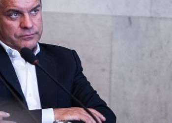 Pe cine SUSȚINE România? Armand Goșu: ”Reacția Bucureștiului mai degrabă îl SPRIJINĂ pe Plahotniuc și regimul care încearcă să supraviețuiască la Chișinău” 