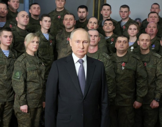 Putin pretinde că atacurile în care armata rusă suferă pierderi mari nu sunt ordonate de el, ci chiar împotriva voinței sale. Cum își bate joc de ruși propaganda Kremlinului
