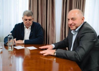 De ce îi e frică lui Marcel Ciolacu să se opereze la spitalul condus de bunul său prieten Cătălin Cîrstoiu, împreună cu care a și format ditamai „consorțiul” spitalicesc regional? Fostul premier ar fi schimbat în ultimul moment locația, după ce ar fi aflat care sunt adevăratele condiții oferite de SUUB