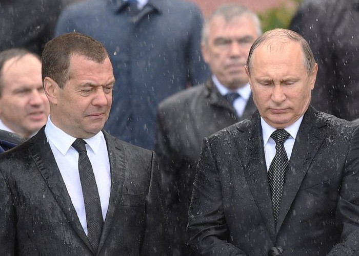 Unul dintre apropiații lui Putin care l-a urât de moarte pe regretatul Aleksei Navalîi este „Jalnicul”, fostul premier Dmitri Medvedev. Disidentul ucis în închisoare l-a ridiculizat și i-a expus fabuloasa avere, strânsă în doar câțiva ani, lăcomia și mania de a-și comanda de pe net zeci de pantofi sport