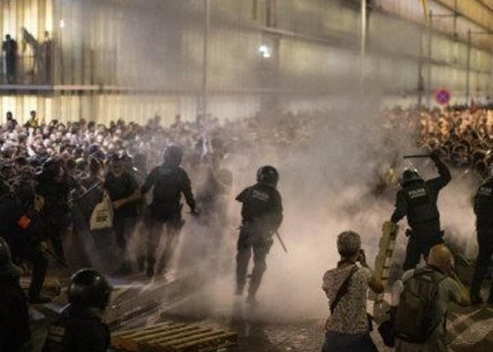 Ciocniri puternice între protestatari și forțele de ordine în Barcelona, după condamnarea liderilor separatiști catalani. Bilanțul victimelor