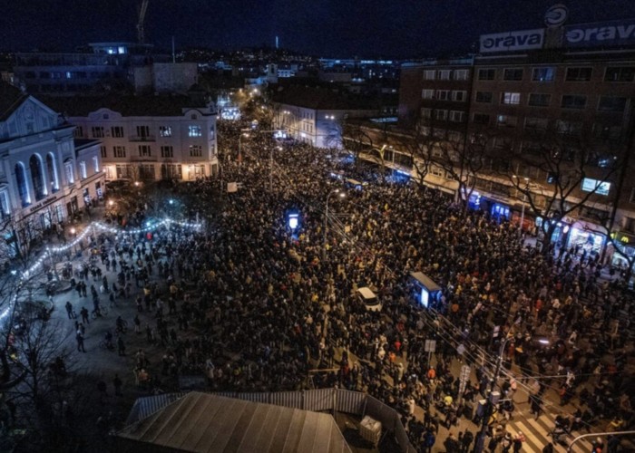 VIDEO. Proteste uriașe în Slovacia contra putinistului de la Bratislava. „Fico, mafiot", a strigat mulțimea, revoltată de propunerile premierului privind pedepse mai blânde pentru corupți / Prorusul Robert Fico a decis să instaleze în fruntea Serviciului slovac de Informații un lider de grup criminal organizat, conectat cu asasinarea jurnalistului Ján Kuciak