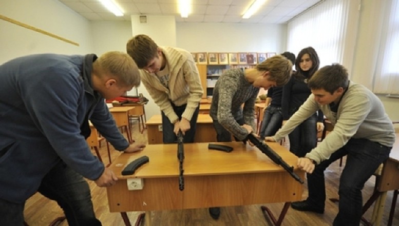 Bulgaria începe pregătirea militară a elevilor de liceu