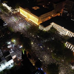 VIDEO. Zeci de mii de georgieni au protestat în stradă, respingând categoric „legea rusească” a „agenților străini” pe care partidul aflat la putere se pregătește s-o adopte / Legea ar putea avea, printre altele, „consecinţe negative" în ceea ce priveşte ambiţiile europene ale Georgiei