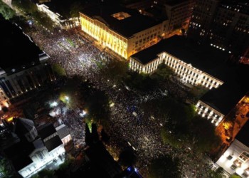 VIDEO. Zeci de mii de georgieni au protestat în stradă, respingând categoric „legea rusească” a „agenților străini” pe care partidul aflat la putere se pregătește s-o adopte / Legea ar putea avea, printre altele, „consecinţe negative" în ceea ce priveşte ambiţiile europene ale Georgiei