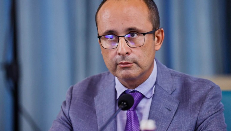 Ce caută Cristian Bușoi, soțul unei notărițe din schema Nordis, la ministerul Energiei? Ce pregătire are papițoiul politic, specializat în funcții și sinecuri la stat, în acest domeniu strategic?