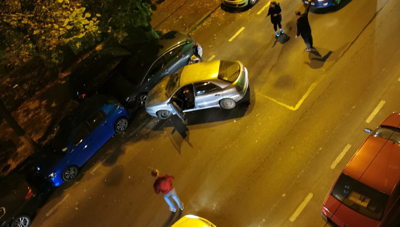 O șoferiță de 74 de ani, băută zdravăn și fără asigurare obligatorie, a făcut prăpăd pe o stradă din București