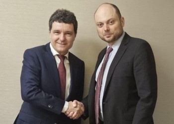 Vladimir Kara-Murza despre adevărata față a regimului lui Putin: „Totul este controlat de FSB! Astăzi sunt de patru ori mai mulți deținuți politici decât pe vremea URSS / Rusia pretinde că apără valorile creștine, dar cât am fost încarcerat nu mi s-a permis să merg la biserică, deși sunt credincios habotnic, creștin ortodox ”