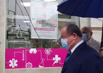 VIDEO. Europarlamentarul penal Vasile Blaga a venit la Înalta Curte cu purtător de umbrelă. Revoluționarul Marian Ceaușescu i-a donat un pachet de biscuiți ca să-i mai astâmpere foamea de bani de la stat