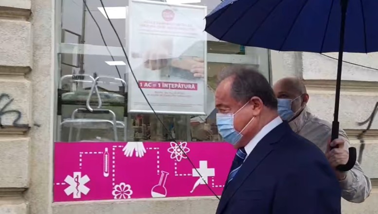 VIDEO. Europarlamentarul penal Vasile Blaga a venit la Înalta Curte cu purtător de umbrelă. Revoluționarul Marian Ceaușescu i-a donat un pachet de biscuiți ca să-i mai astâmpere foamea de bani de la stat