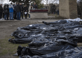 Rușii nu permit oamenilor din Mariupol să înmormânteze civilii decedați. Cadavrele îngropate în curți și grădini sunt exhumate. Rolul crematoriilor mobile