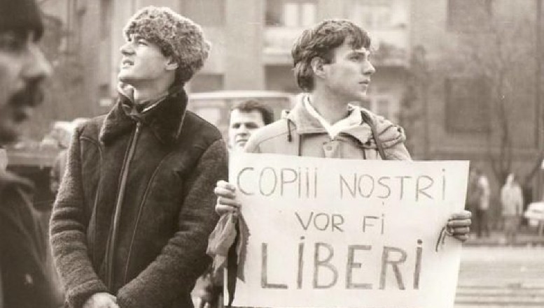 Ce s-a ales de cei doi tineri care au ieșit în stradă, în 89, cu pancarta „COPIII NOȘTRI VOR FI LIBERI”. Ce spun ei despre România de astăzi