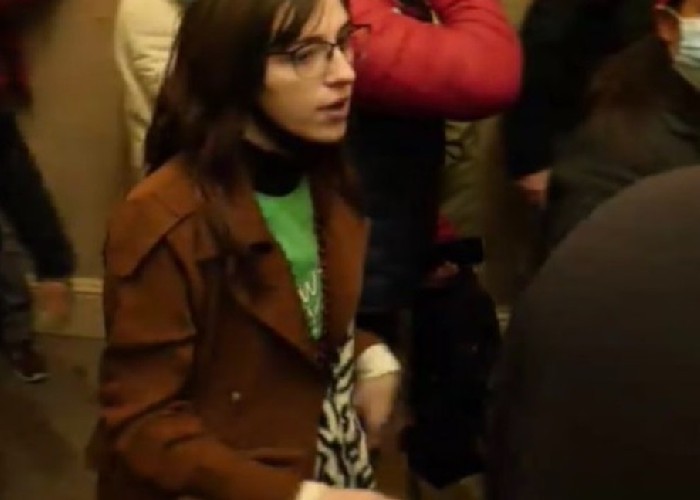 Femeia bănuită că a vrut să vândă rușilor laptopul lui Nancy Pelosi a fost identificată de mama sa. Ea a participat la ASEDIUL Capitoliului