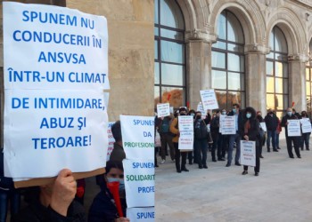 Protest la ANSVSA împotriva deciziilor președintelui Chioveanu: șefii de servicii ai Institutului de Diagnostic și Sănătate Animală au ieșit în stradă!