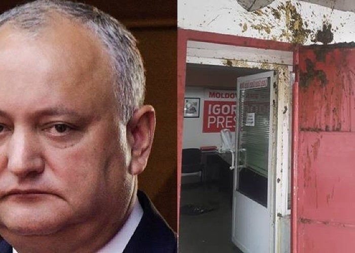FOTO explicite: Au aruncat pungi cu excremente în sediul lui Dodon! Moldovenii au atacat un sediu al PSRM cu pungi pline cu fecale. Unele au împodobit zidurile, alta a explodat într-un birou