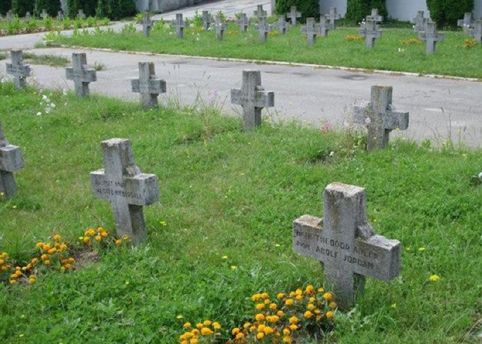 Monstruos: Un securist abonat la contracte cu statul a ridicat un monument dedicat ”eroilor Securității” în Cimitirul Eroilor din Pitești! Abjecția a fost amplasată cu largul concurs al Asociației ”Cultul Eroilor”, care se află sub controlul MApN