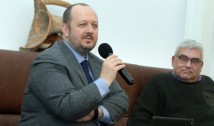 Adrian Papahagi, moment de luciditate și decență după o serie de derapaje șocante: „Lasconi ia mai multe voturi de la Simion decât de la Nicușor și trebuie încurajată să continue”. Profesorul clujean a folosit nenumărate invective la adresa liderei USR, iar în cazul lui George Simion s-a referit la presupusa etnie a acestuia